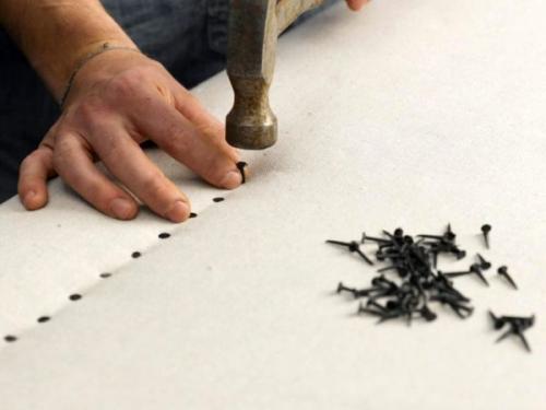 Как сделать мягкое изголовье кровати из лоскутов. Как изготовить мягкий задник кровати с рисунком из мебельных гвоздей