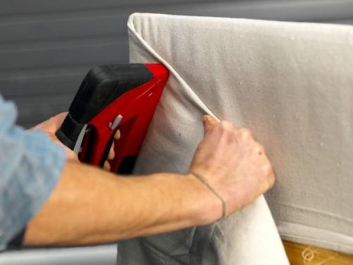 Как сделать мягкое изголовье кровати из лоскутов. Как изготовить мягкий задник кровати с рисунком из мебельных гвоздей