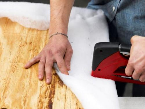 Как сделать мягкое изголовье кровати из лоскутов. Как изготовить мягкий задник кровати с рисунком из мебельных гвоздей