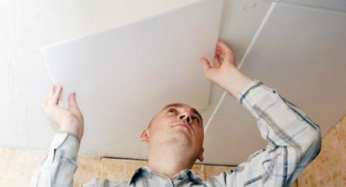 Как сохранить целостность потолочной плитки во время поклейки. Частые ошибки, которые совершаются при поклейке потолочной плитки