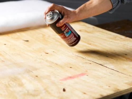 Как сделать мягкое изголовье кровати из лоскутов. Как изготовить мягкий задник кровати с рисунком из мебельных гвоздей