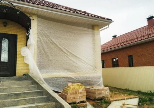 Какие ошибки часто встречаются при установке гидроизоляции фундамента и как их избежать. Заказчик: Зачем гидроизоляцию на мокрое наносите? Она ведь не приклеится? или 5 скрытых ошибок при работе с цементной гидроизоляцией