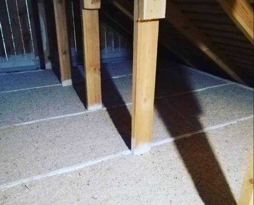 Как утеплить потолок в частном доме изнутри. Как и чем утеплить потолок с холодной крышей в деревянном доме своими руками просто и надёжно