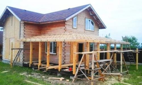 Двухскатная крыша с разными скатами.. Как правильно соединить односкатную крышу пристройки с двускатной крышей дома