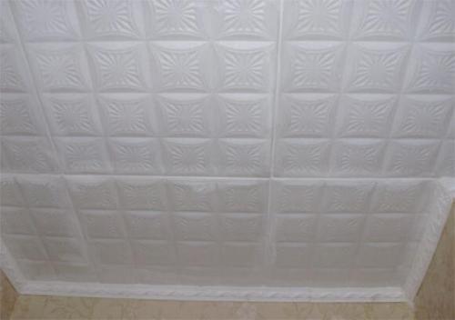 Как проверить, что плитка плотно приклеена к потолку. Частые ошибки, которые совершаются при поклейке потолочной плитки