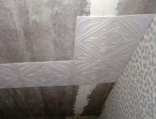 Как избежать образования пузырей при поклейке плитки на неровный потолок. Как клеить потолочную плитку без ошибок