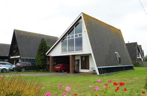 Двухскатная крыша с разными скатами непростая и оригинальная. Для чего делают разные скаты