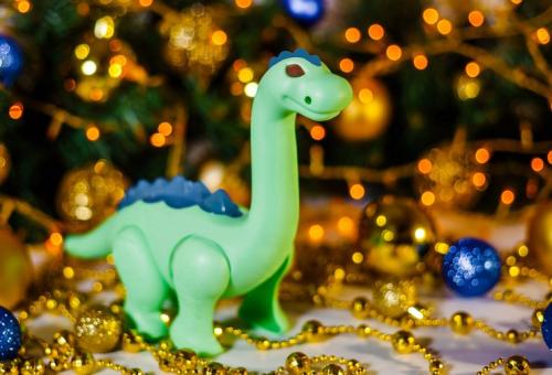 Какие цвета наиболее популярны для новогодних украшений. Каким цветом украшать елку в 2024