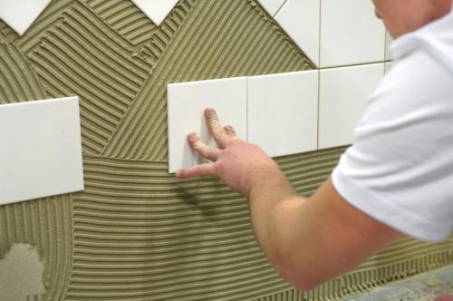 Как избежать деформации плитки при приклеивании. 5 ошибок при отделке стен плиткой: как избежать проседания кафеля после укладки