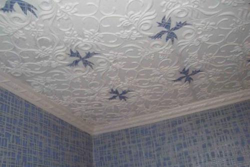 Как закрепить плитку на потолке, если она не держится. Частые ошибки, которые совершаются при поклейке потолочной плитки