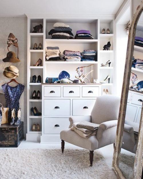 Большие гардеробные с белыми фасадами: современный дизайн для удобства и эстетики 07