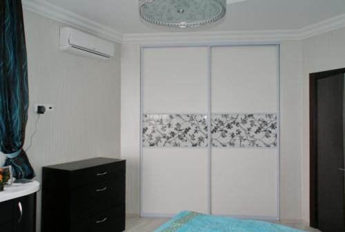 Какие типы внутренней отделки используются в больших гардеробах с белыми фасадами. Как правильно использовать в интерьере