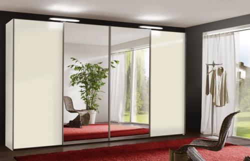 Какие типы внутренней отделки используются в больших гардеробах с белыми фасадами. Как правильно использовать в интерьере