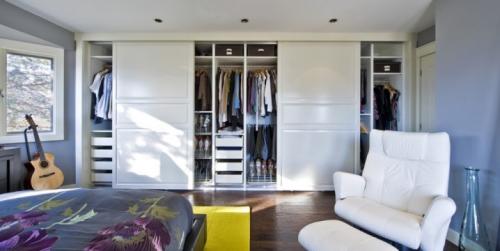 Компактная гардеробная комната белого цвета. Особенности и преимущества 07