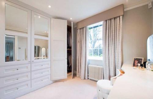 Спальня с гардеробной планировка. Гардеробная в спальне — примеры идеального размещения и сочетания гардероба в интерьере спальни (100 фото)