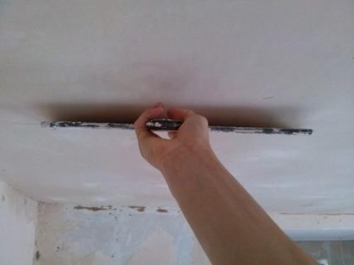 Как устранить дефекты при клеивании пенопластных потолочных плиток. Особенности базового потолка и методы устранения дефектов