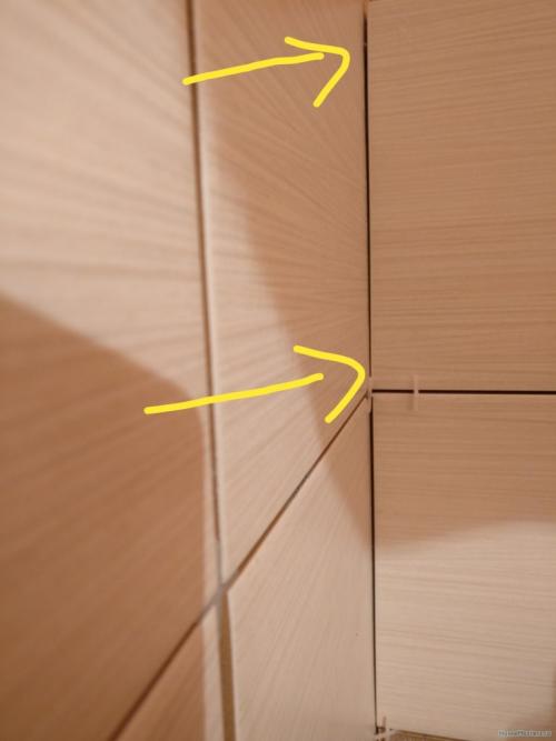 Как правильно выровнять плитку после клеивания. Как исправить криво уложенную плитку, если клей уже высох