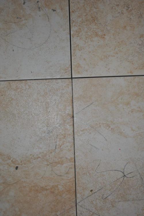 Как правильно выровнять плитку после клеивания. Как исправить криво уложенную плитку, если клей уже высох