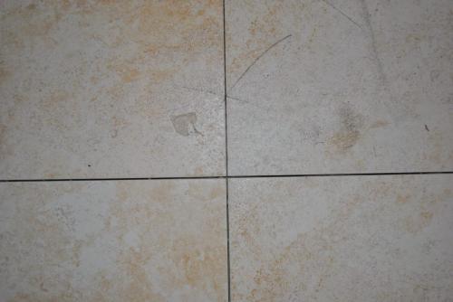 Как правильно выровнять плитку после клеивания. Как исправить криво уложенную плитку, если клей уже высох