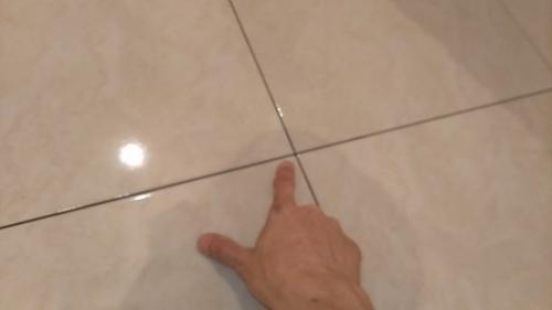 Как правильно выровнять плитку после клеивания. Как исправить криво уложенную плитку, если клей уже высох