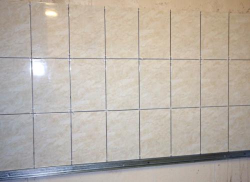 Как правильно выровнять плитку после клеивания. Как исправить криво уложенную плитку, если клей уже высох