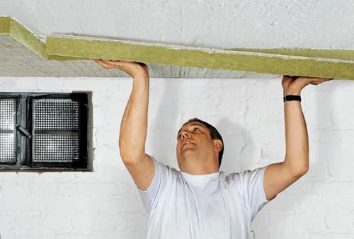 Какие преимущества и недостатки имеет утепление потолка частного дома. Технология теплоизоляции потолка в доме внутри помещения и снаружи: выбор утеплителя и технология монтажа