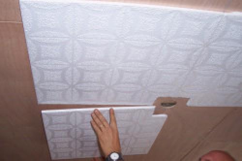 Бесшовная плитка на потолке: проверенные методы клейки 03