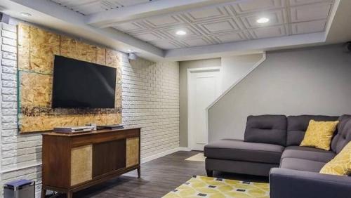 Какие материалы и инструменты необходимы для наклеивания потолочной плитки. Что нужно учесть перед поклейкой потолочной плитки