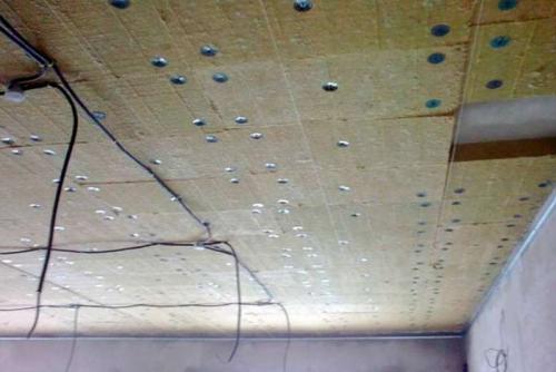 Чем лучше утеплить потолок в частном доме с холодным чердаком. Необходимость в утеплителе для потолка