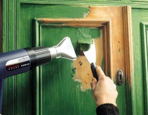 Как заклеить дверь при ремонте. Зачистка полотна