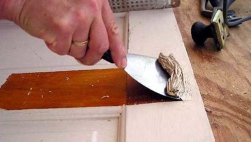 Как заклеить дверь при ремонте. Зачистка полотна