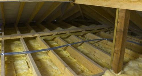 Как утеплить потолок в частном доме со стороны чердака. Как нам утеплить потолок правильно?