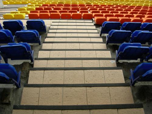 Как защитить лестницу во время ремонта. Области использования противоскользящих уголков на ступени: