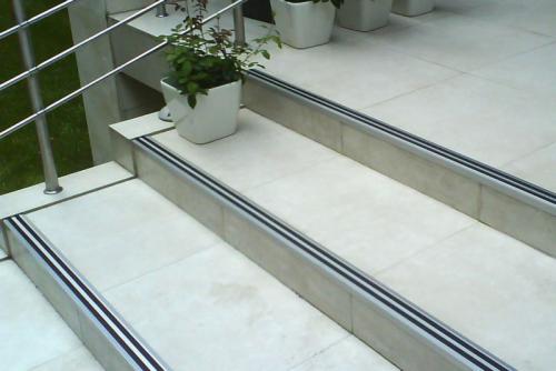 Как защитить лестницу во время ремонта. Области использования противоскользящих уголков на ступени: