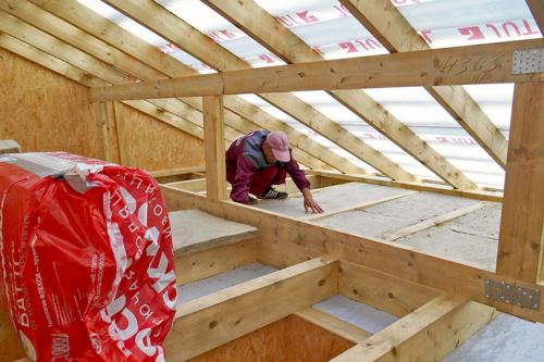 Утепление потолка снаружи. Технология теплоизоляции потолка в доме внутри помещения и снаружи: выбор утеплителя и технология монтажа