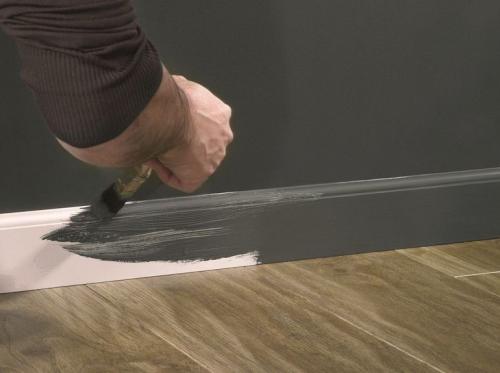 Чем закрыть пол при покраске стен. Как защитить плинтусы от потеков во время окраски стен