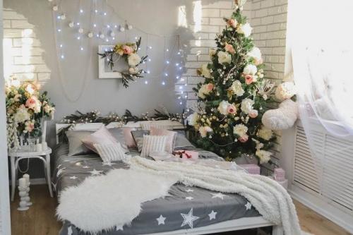 Как украсить комнату на Новый год 2021: простые идеи