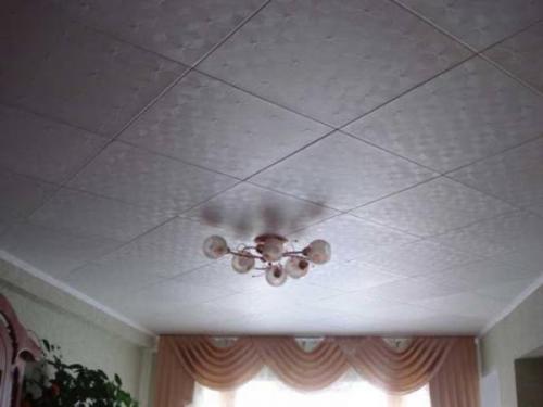 Как правильно наклеивать потолочную плитку, чтобы она не отслаивалась. Частые ошибки, которые совершаются при поклейке потолочной плитки