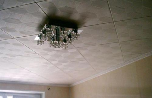 Как правильно наклеивать потолочную плитку, чтобы она не отслаивалась. Частые ошибки, которые совершаются при поклейке потолочной плитки