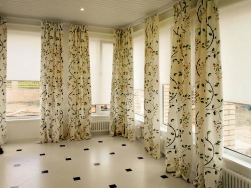 Как правильно подобрать карниз на окно. Какой карниз для штор лучше выбрать: виды карнизов, советы по подбору