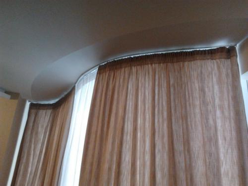 Современные карнизы для штор — разновидности дизайна, методы монтажа и конструкционное исполнение (110 фото)