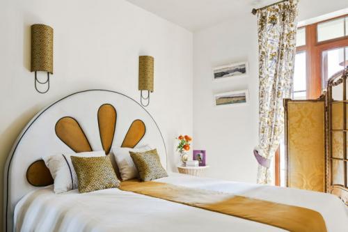 Мягкое изголовье кровати на стене. Варианты мягкого изголовья