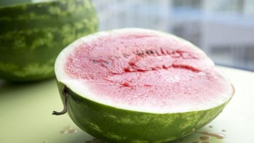 Сколько можно есть арбуза в день. Врач рассказала, сколько арбуза можно съесть в день и кому он противопоказан