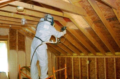 Как правильно наносить напыляемый пенополиуретан на стены дома