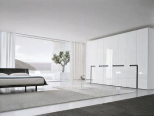 Какие факторы влияют на выбор гардероба с белыми фасадами и серыми элементами