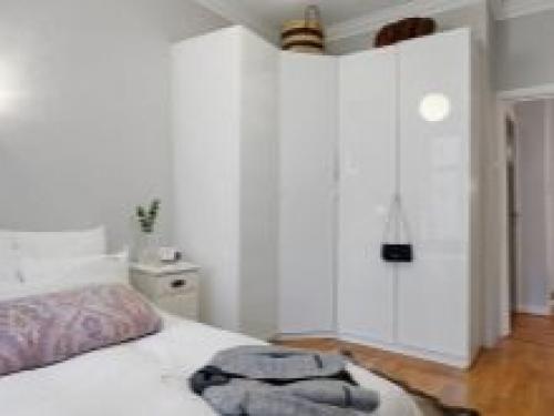 Сочетание стилей: как сделать гардероб серым с белыми фасадами 11