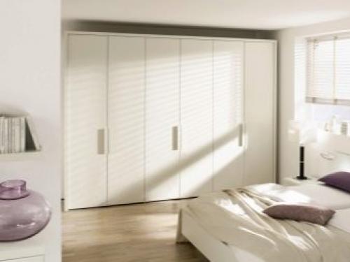 Сочетание стилей: как сделать гардероб серым с белыми фасадами 08