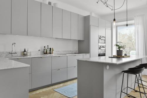 Сочетание стилей: как сделать гардероб серым с белыми фасадами 17