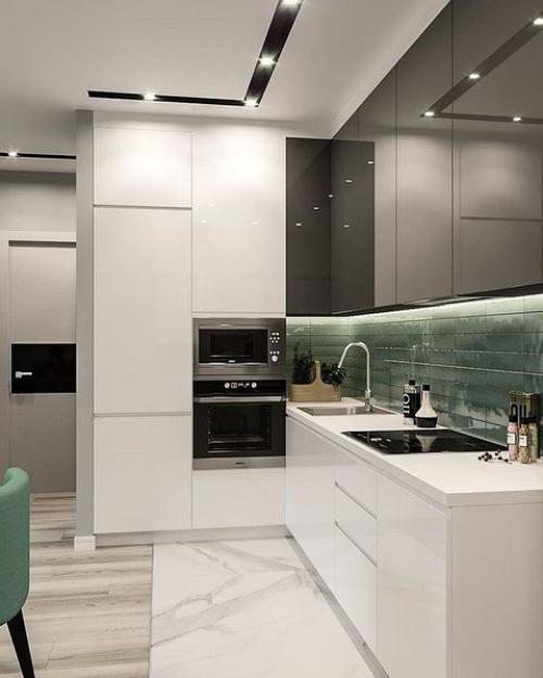 Какие факторы влияют на выбор гардероба с белыми фасадами и серыми элементами