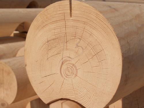 Какие преимущества имеет калиброванное бревно перед оцилиндрованным. Оцилиндрованное и рубленое бревно: отличия в технологии производства